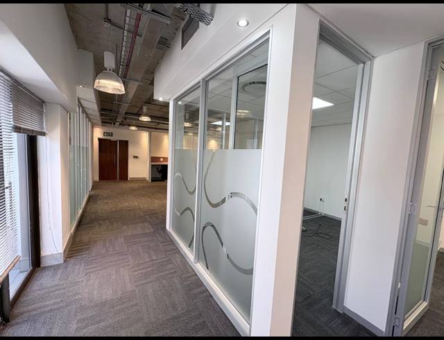 585M² OFFICE TO LET IN VORNA VALLEY